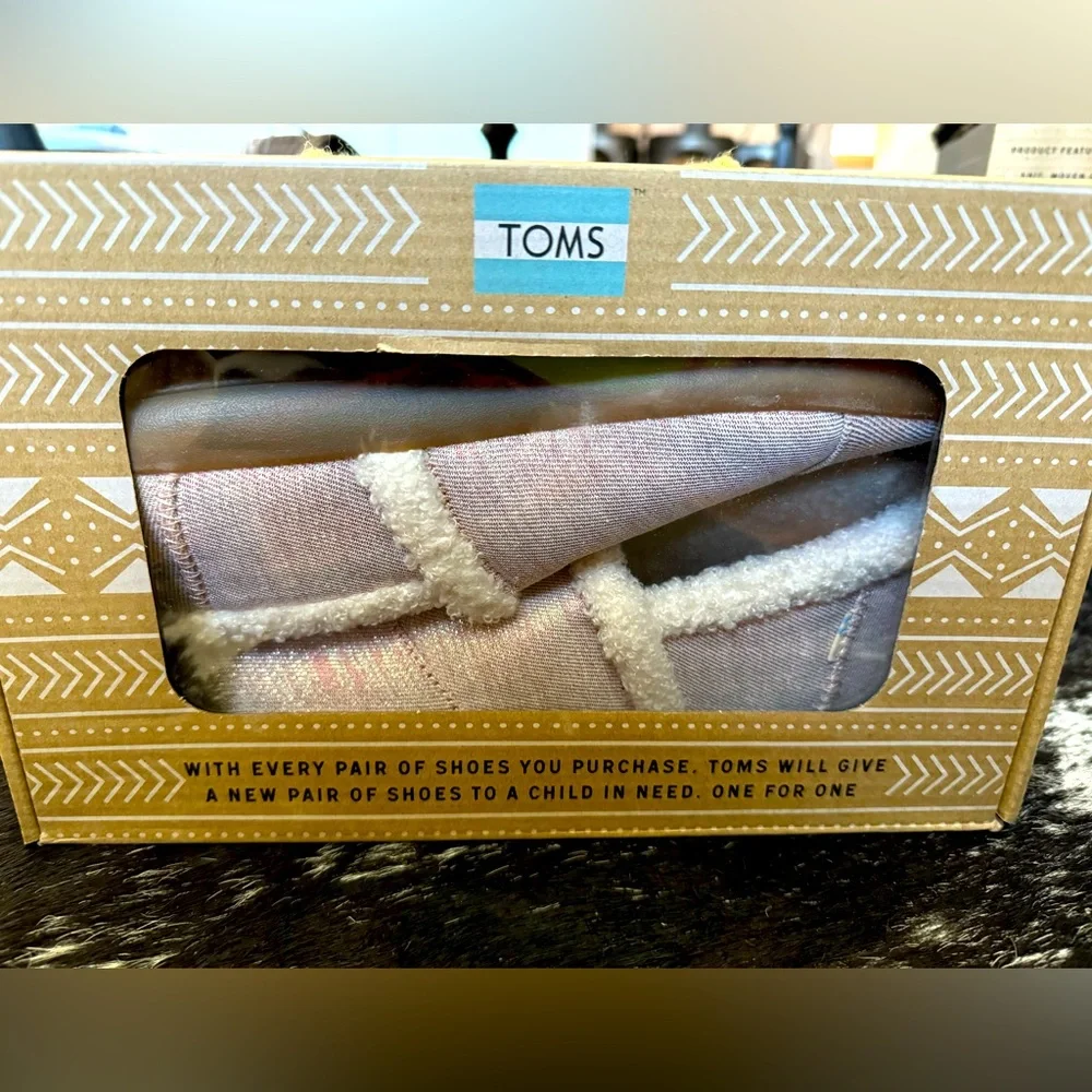 NEW: Tom’s rose gold slipper, size 5Y